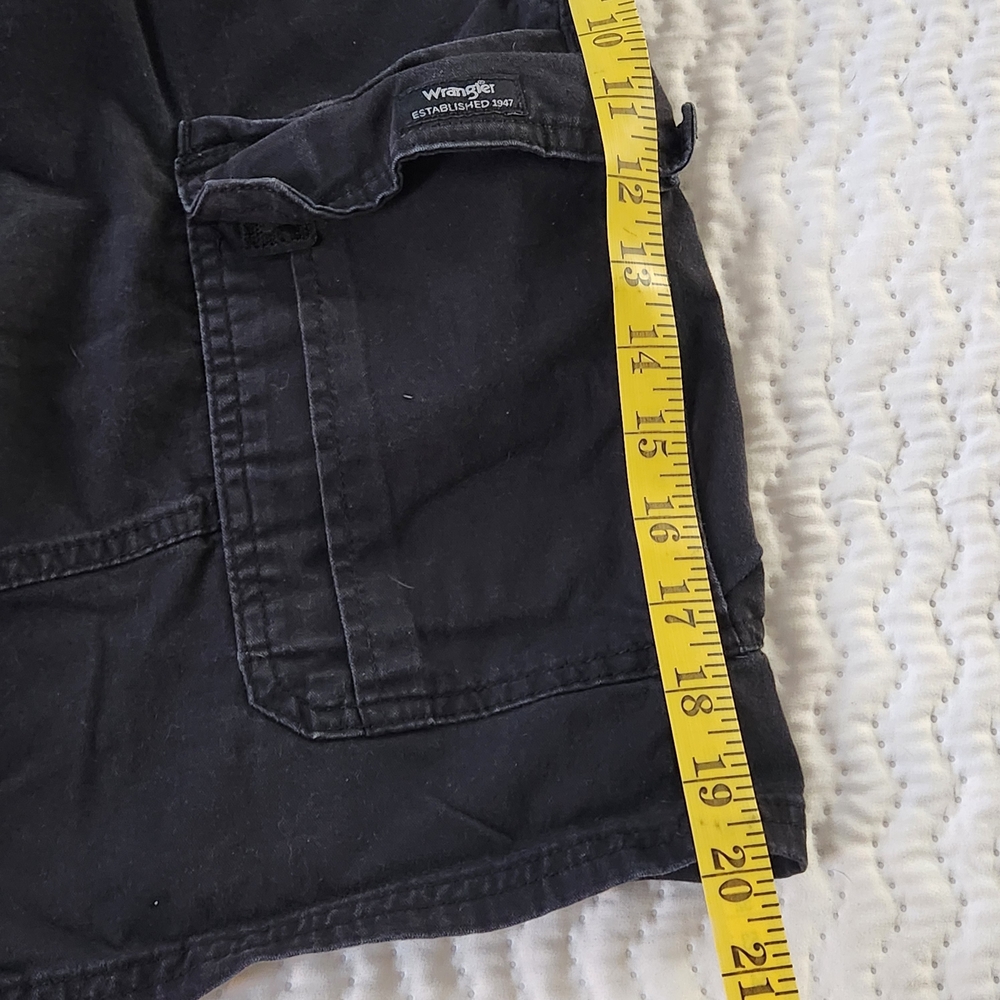 Wrangler Relaxed Fit Cargo Shorts Size 38 - Picture 3 of 11